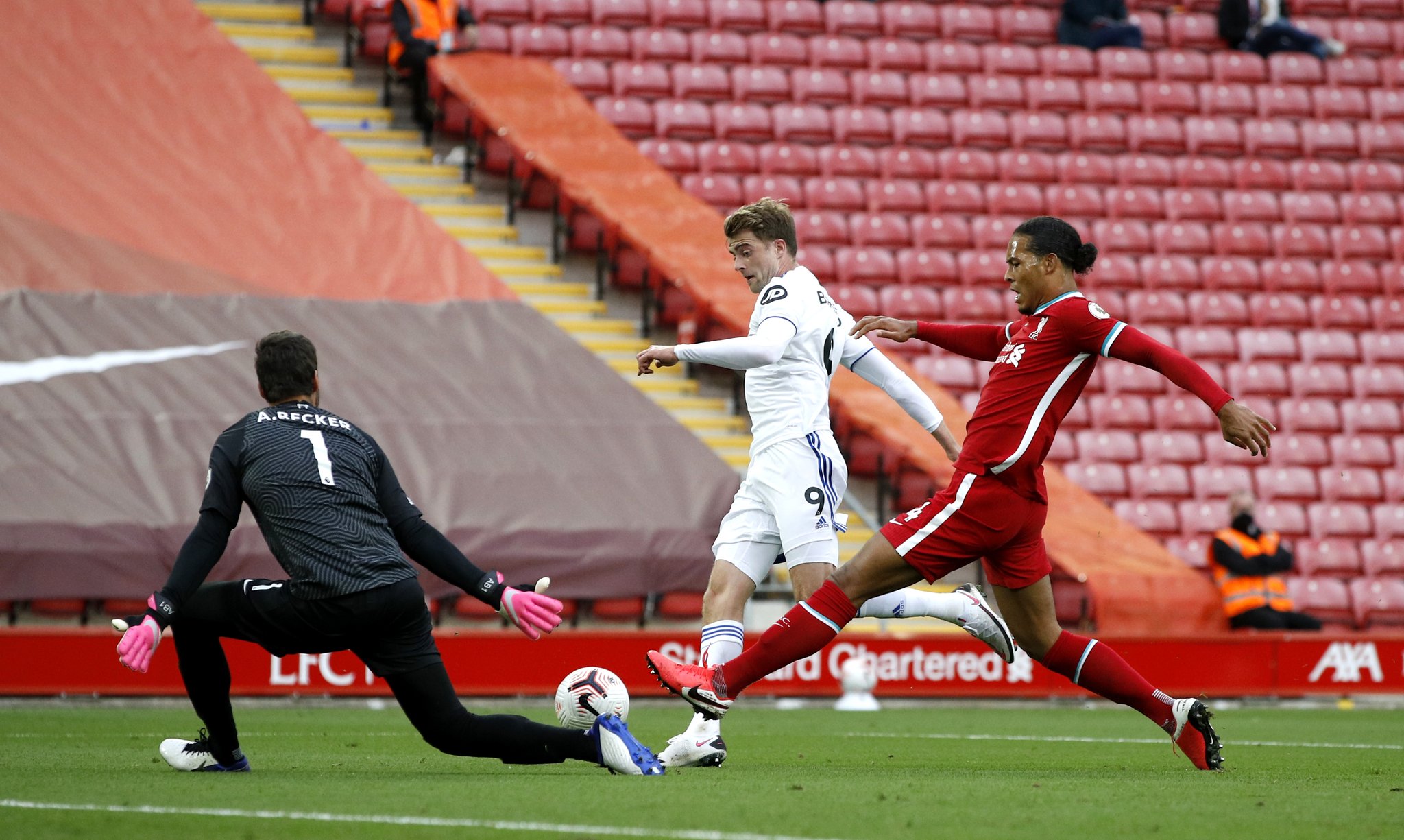 攻势足球的 攻势足球的